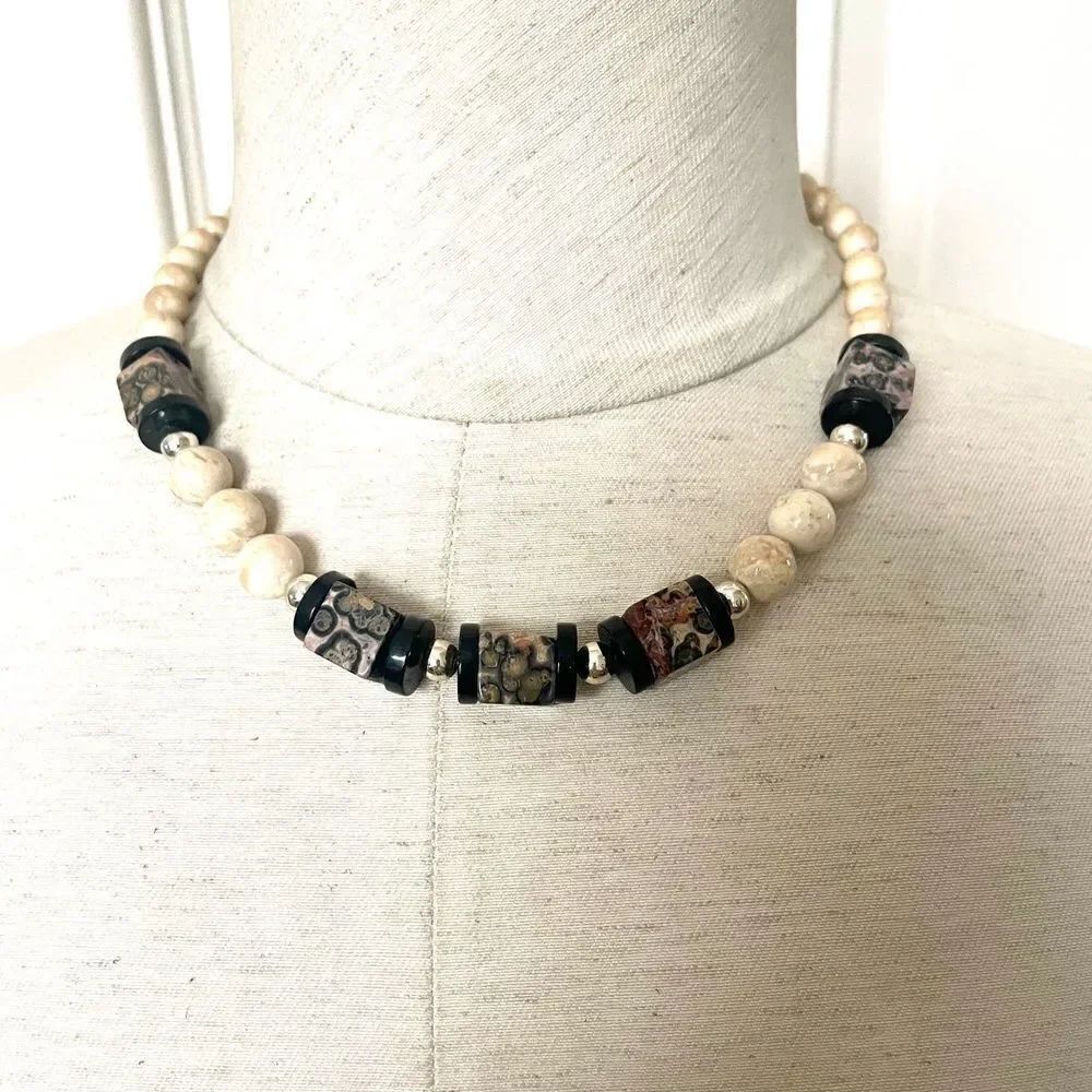 Tan leopard pattern beaded necklace - Picture 2 of 8